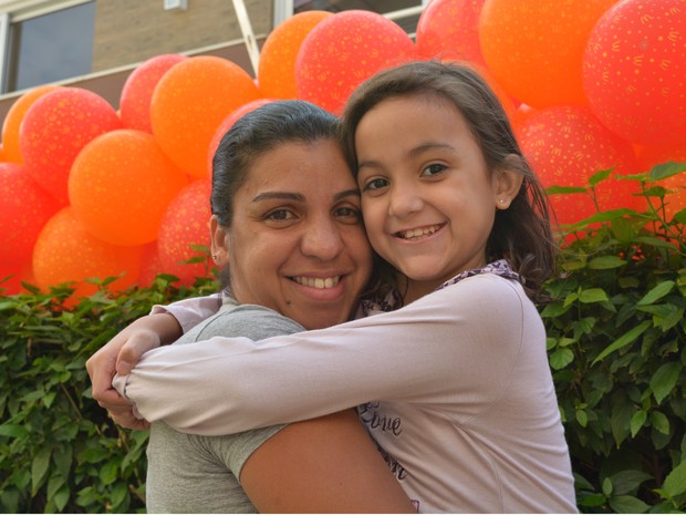 Milene e a filha Julia comemoram os bons resultados do tratamento (Foto: Arlete Moraes/ G1 Campinas)