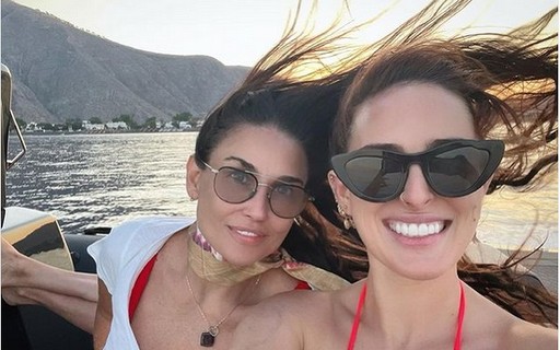 Demi Moore aproveita feriadão nos EUA para curtir ilha grega junto com a filha mais velha - Vimarsana News