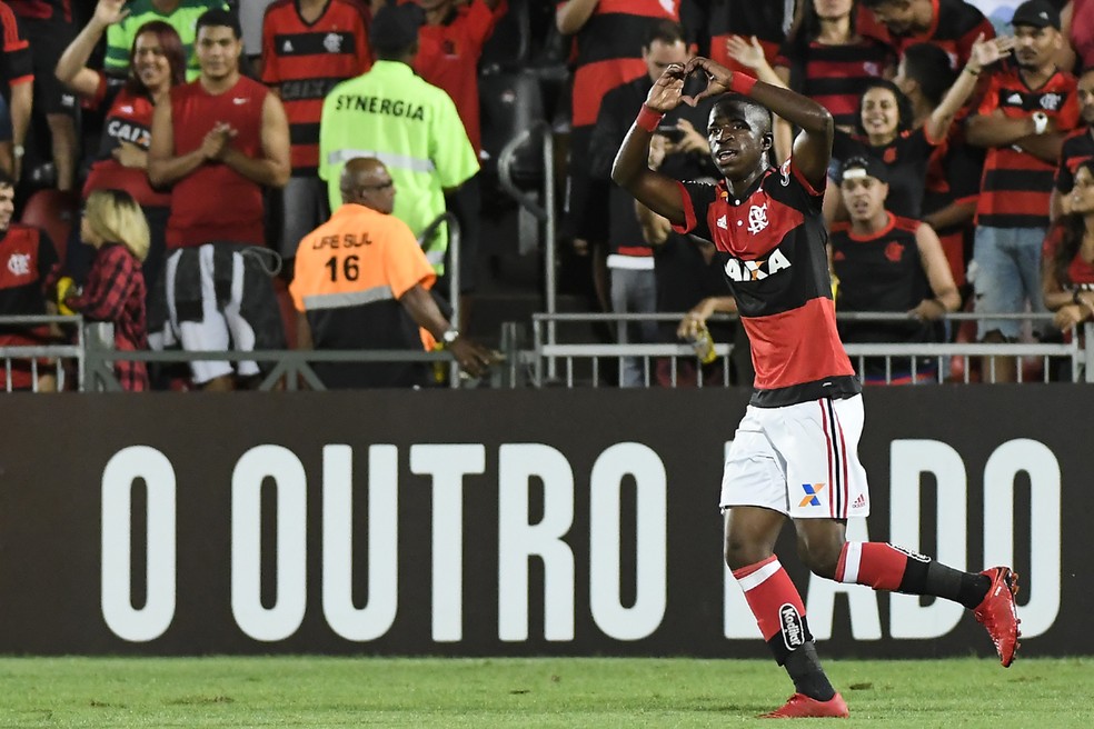 Vinicius Junior comemora o segundo gol do Flamengo sobre Cruzeiro (Foto: Agência Estado)
