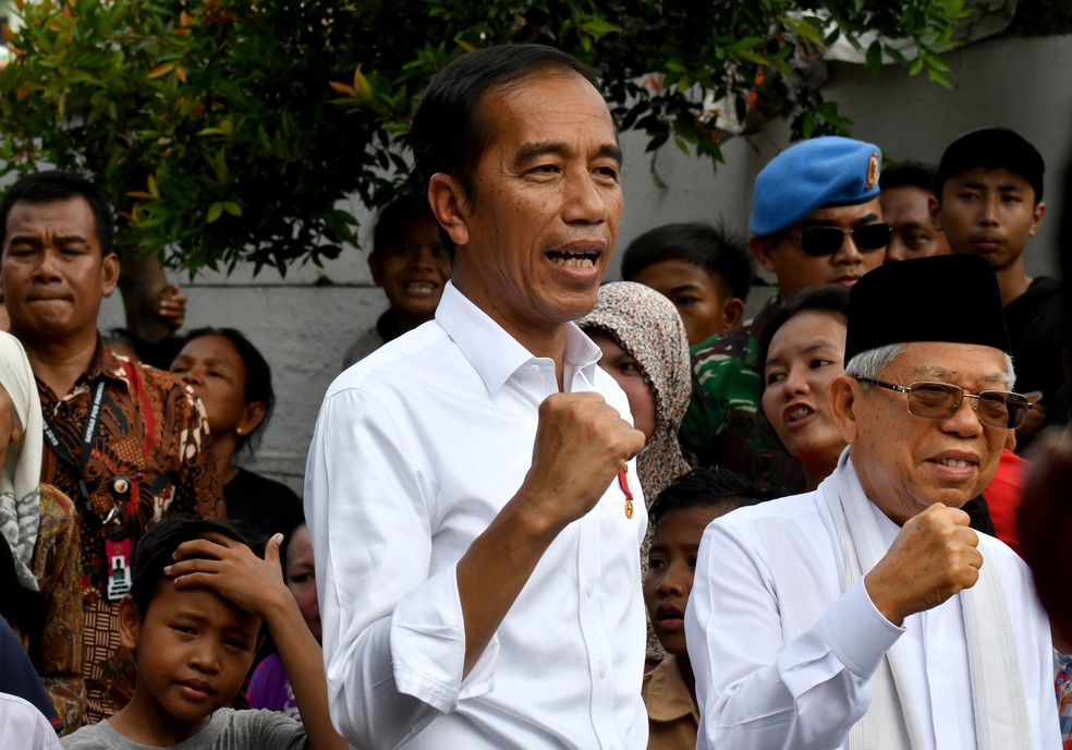 Presidente reeleito da Indonésia, Joko Widodo, visita subúrbio de Jacarta nesta terça-feira (21)  — Foto: Goh Chai Hin / AFP