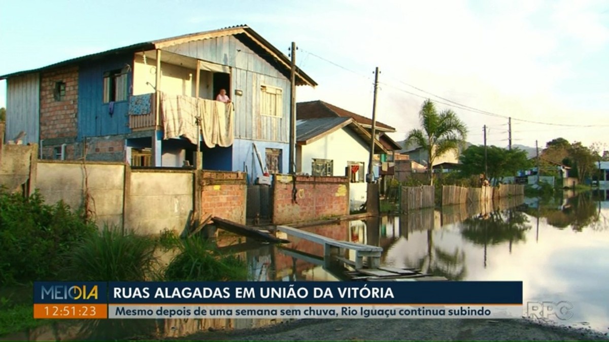 Nível do Rio Iguaçu sobe, e moradores de União da Vitória usam botes para sair de casa Campos