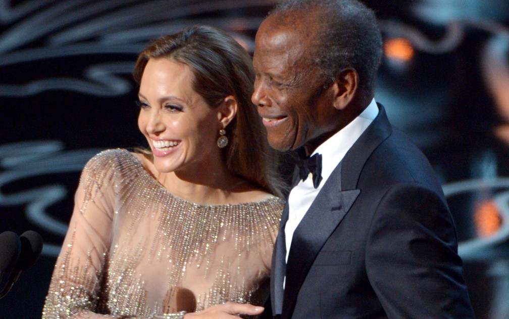 Angelina Jolie e Sidney Poitier apresentam a categoria de melhor direção no Oscar 2014. — Foto: John Shearer/Invision/AP