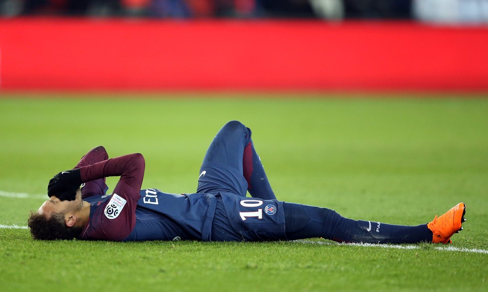 Neymar chora no gramado após machucar o pé direito no último domingo (Foto: Reuters)