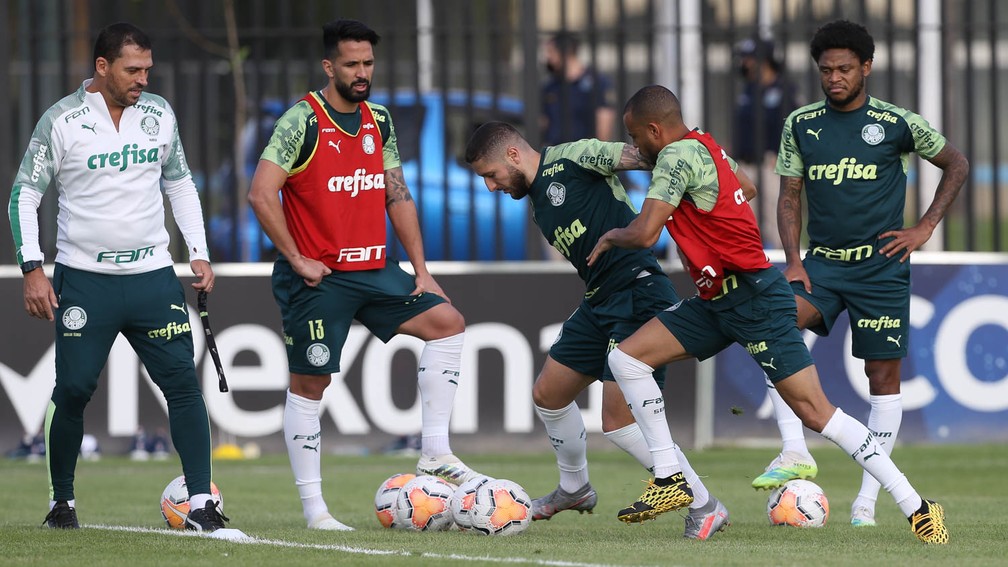 Zé Rafael disputa jogada durante treino do Palmeiras no Paraguai — Foto: Cesar Greco / Ag. Palmeiras