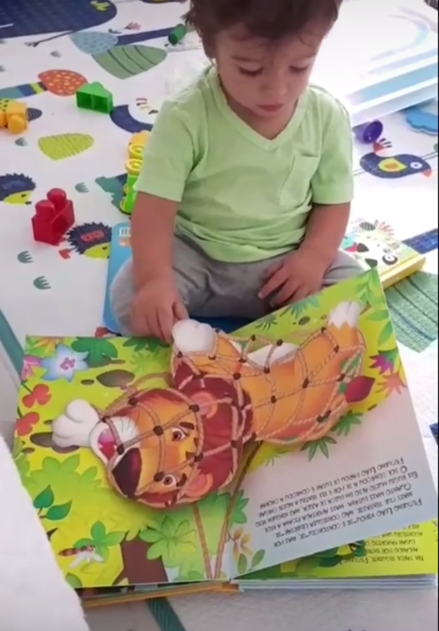 Rafa Brites ensina Rocco a ler (Foto: Reprodução/Instagram)