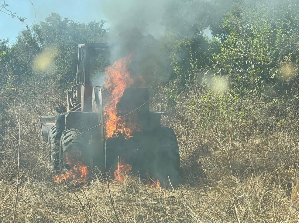 Incêndio começou em um trator da fazenda — Foto: Corpo de Bombeiros