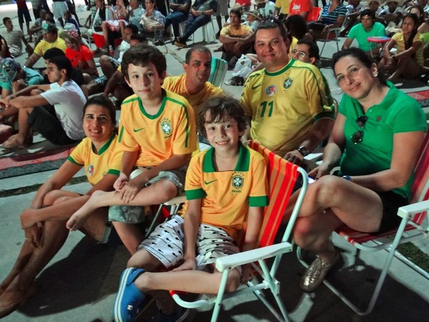 Família Vinhais assistiu ao jogo no Dona Lindu. (Foto: Katherine Coutinho/G1)