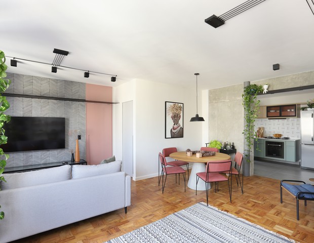 Apartamento de 84 m² passa por reforma total e ganha décor em tons de rosa e cinza (Foto: Mariana Orsi )