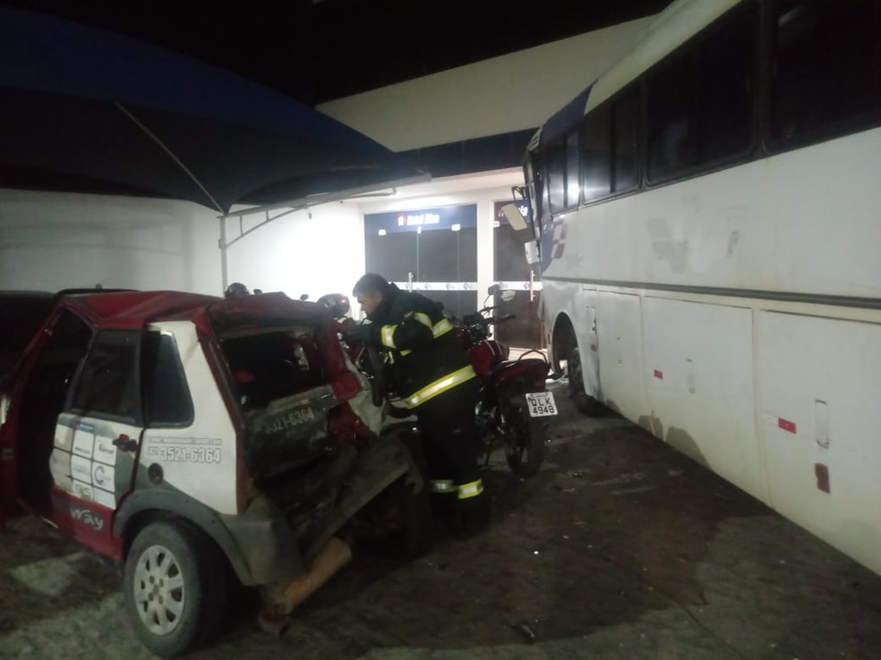 Carro foi atingido por ônibus que invadiu posto de combustíveis no bairro Planalto, em Arapiraca, Agreste de Alagoas — Foto: Divulgação/Corpo de Bombeiros de Alagoas 