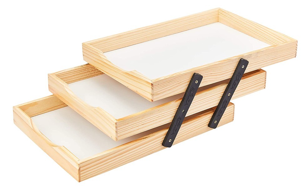 A caixa de correspondência tripla une a simplicidade da madeira em seu tom natural ao contraste das hastes pretas (Foto: Reprodução / Amazon)
