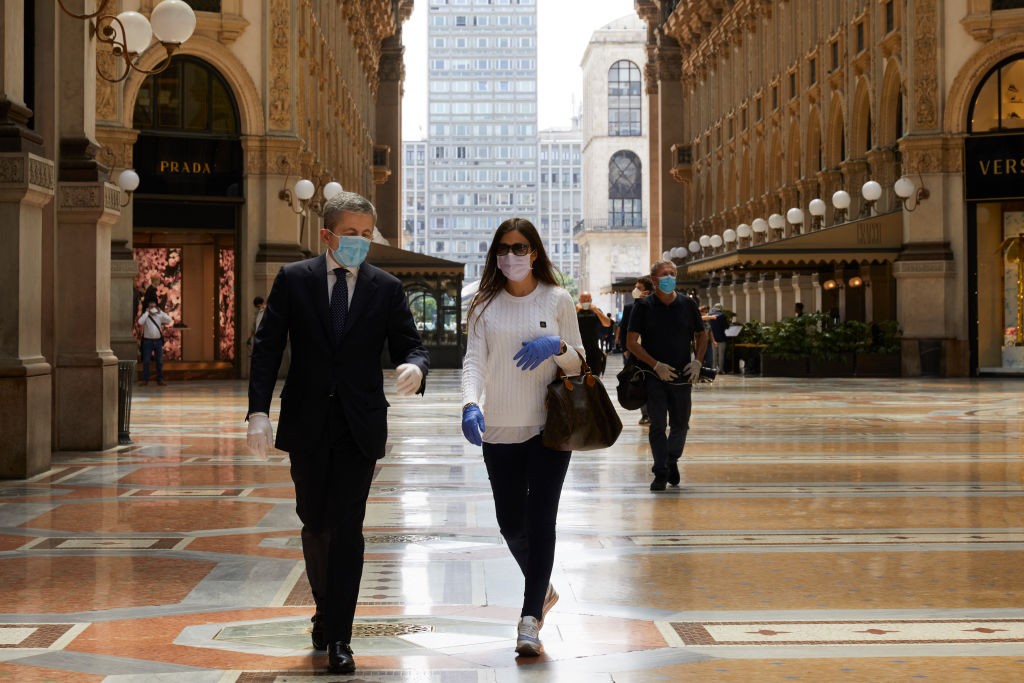 MILAN, ITALY - MAY 18:  A man and a woman walk inside the Galleria Vittorio Emanuele II on the first day of shops reopening on May 18, 2020 in Milan, Italy. Restaurants, bars, cafes, hairdressers and other shops have reopened, subject to social distancing (Foto: Getty Images)