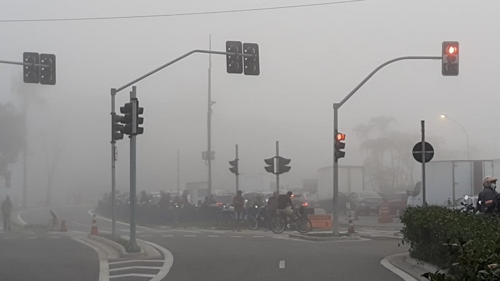Neblina causou paralisação de travessias litorâneas na manhã desta segunda-feira (14) — Foto: Nina Barbosa/G1