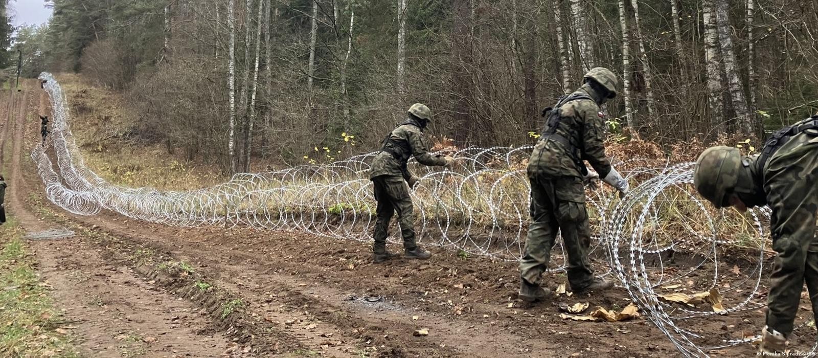 Polônia constrói cerca de arame farpado na fronteira com a Rússia