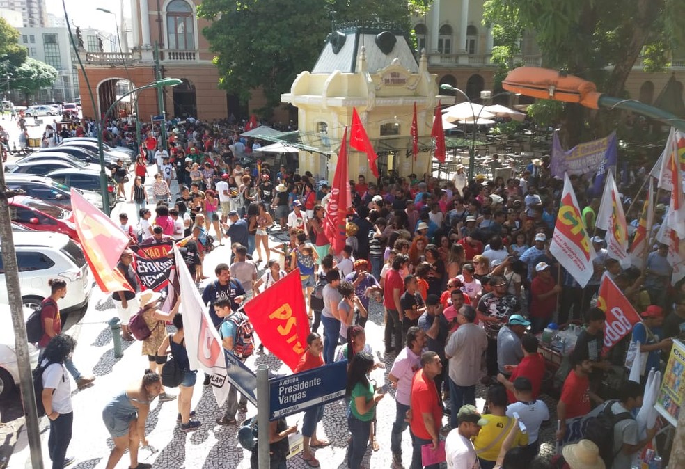 BELÉM, 9h50: Concentração de manifestantes foi na Praça da República.  — Foto: Alvaro Ribeiro/ TV Liberal
