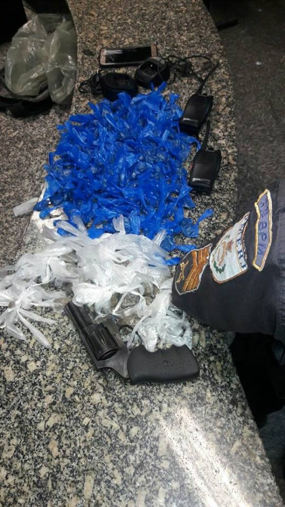 Drogas, arma e radiocomunicador apreendidos com homem em Macaé (Foto: Polícia Militar/Divulgação)