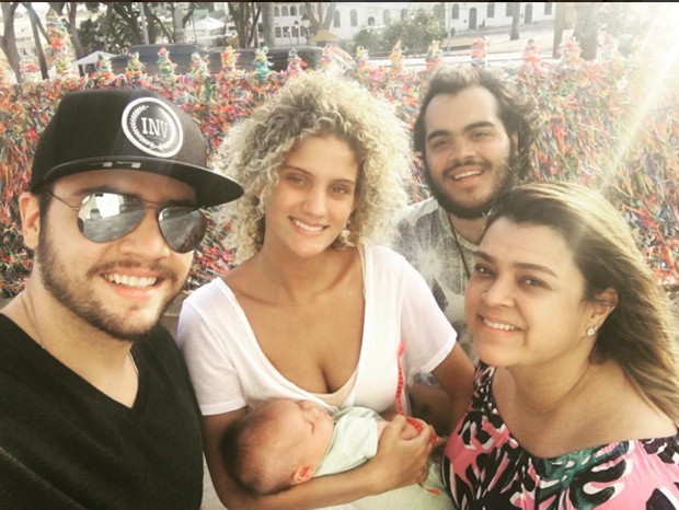Preta Gil ao lado do marido Rodrigo Godoy, da nora Laura Fernandez, da neta Sol de Maria e do filho Franciso Gil (Foto: Reprodução Instagram)