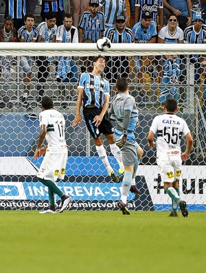 Com cabeçada salvadora, Geromel vence enquete ao impedir gol do Coxa