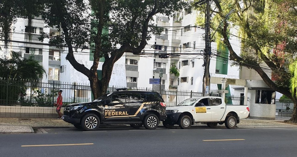 Veículos da Polícia Federal e da CGU no Corredor da Vitória, em Salvador  — Foto: Phael Fernandes/TV Bahia 