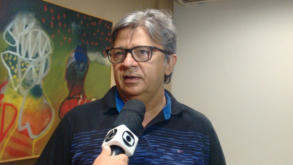 Aldeone Abrantes cobrou de JosÃ© Renato uma ajuda da arbitragem para o Sousa vencer a Desportiva (Foto: Fabiano Sousa / GloboEsporte.com)