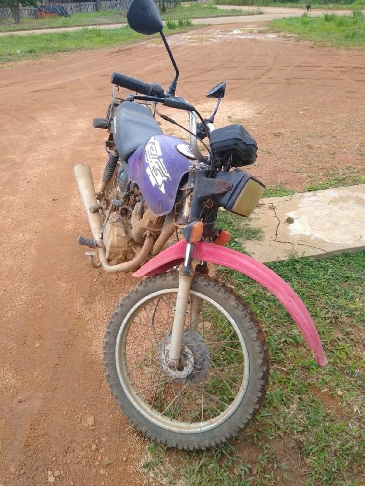 Menino de 7 anos é flagrado dirigindo moto de trilha em cidade de SC