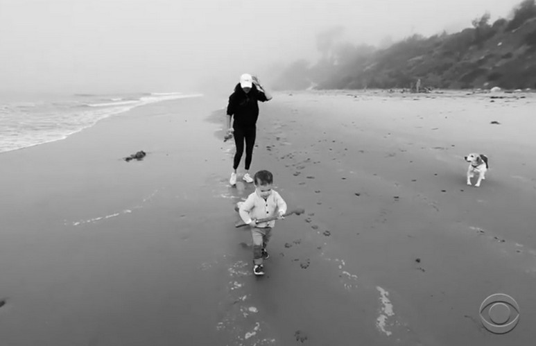 A atriz Meghan Markle e o filho Archie brincando em uma praia do sul da Califórnia (Foto: Reprodução)