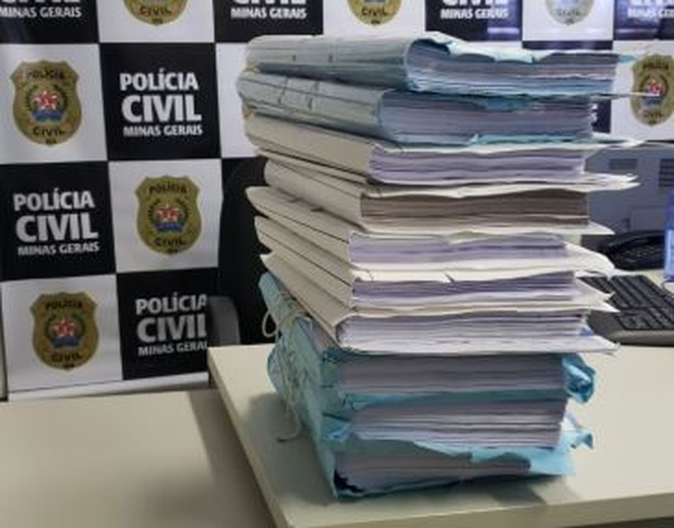 Pilha de documentos que já foram reunidos na investigação sobre o rompimento da barragem da Vale, em Brumadinho — Foto: Carlos Eduardo Alvim/TV Globo