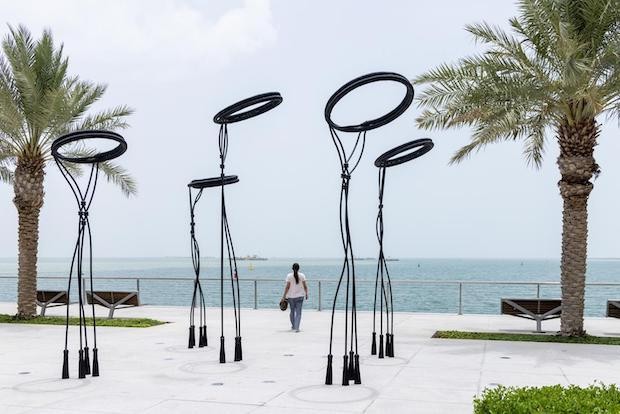 Entre os talentos do país, Shouq Al Mana trouxe a obra Egal (2022) para a Lusail Marina Promenade (Foto: Qatar Museums / Divulgação)