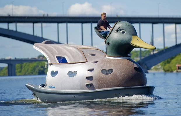 Construtor naval sueco Christian Bohlin criou um barco no formato de um pato. (Foto: Fredrik Sandberg/Scanpix/AP)