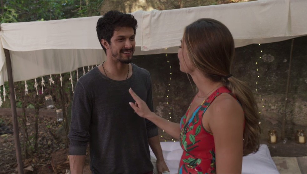Paloma (Grazi Massafera) pergunta se Marcos (Romulo Estrela) está se mudando para se afastar dela — Foto: Globo