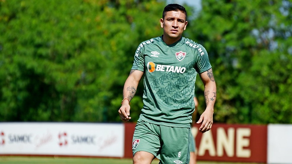 Pineida durante treino do Fluminense — Foto: Mailson Santana / Fluminense FC