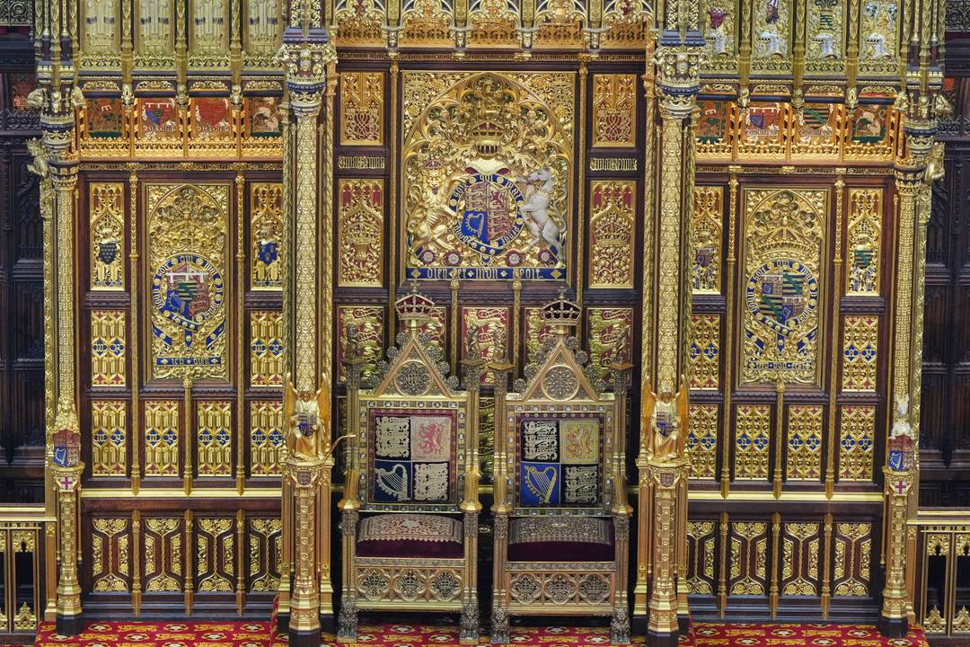 Trono dourado na Câmara dos Lordes do Reino Unido, onde o rei Charles III fará discurso de abertura do Parlamento em 13 de maio de 2026.