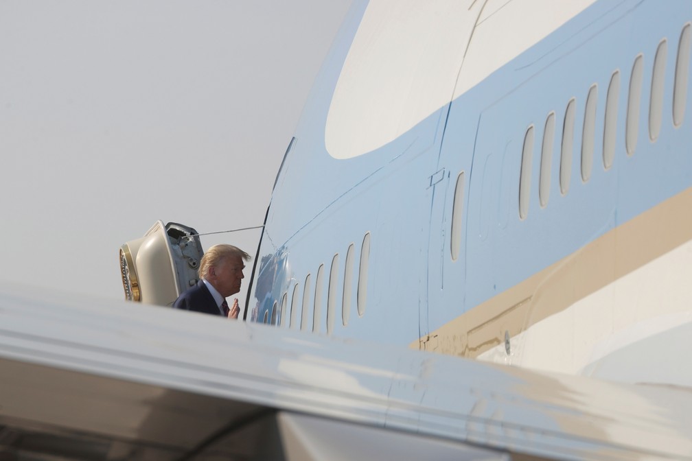 Presidente dos EUA, Donald Trump, embarca para Sacramento, na Califórnia, nesta segunda-feira (14) — Foto: Jonathan Ernst/Reuters