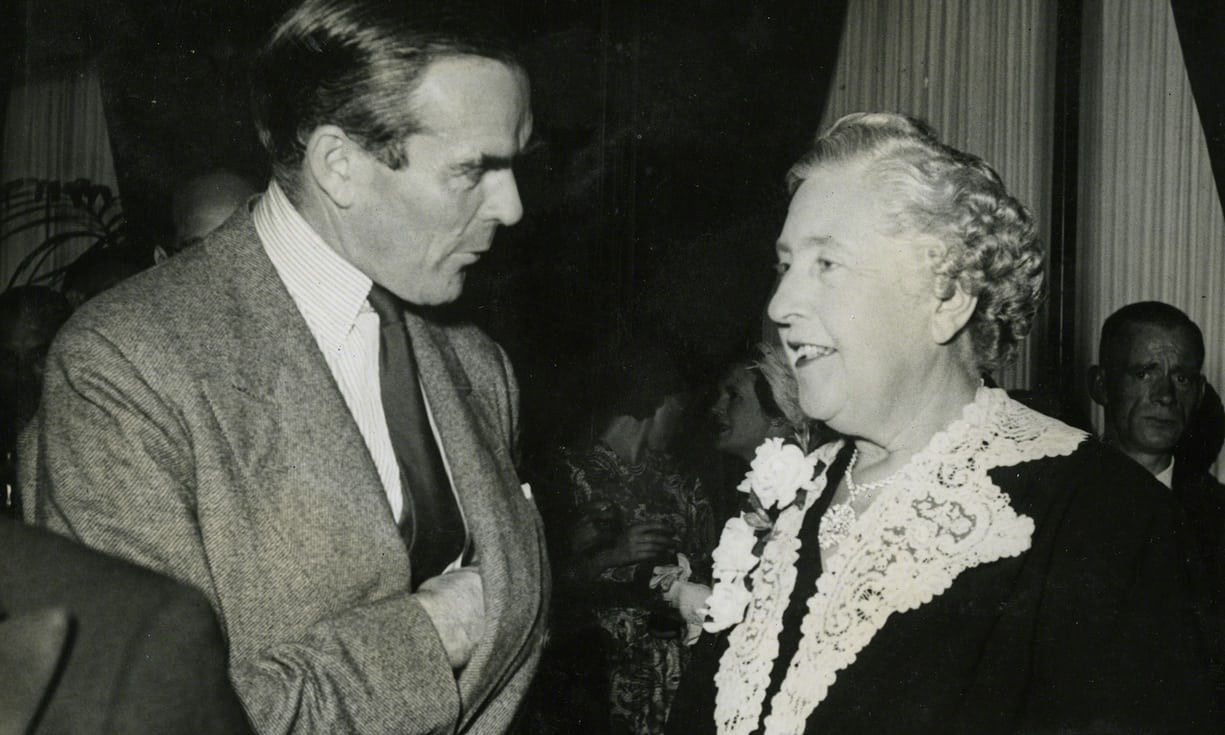 Agatha Christie e Bill Collins conversando durante a festa de lançamento de seu 50º livro (Foto: The Christie Archive Trust)