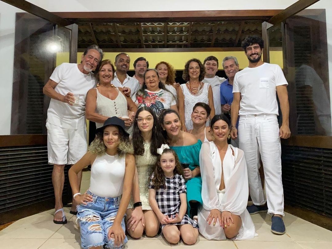Thaila Ayala e Renato Góes réunem famílias para Réveillon em Pernambuco (Foto: Reprodução/Instagram)