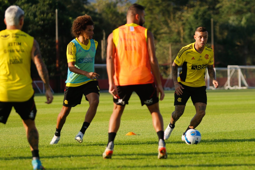 Everton Cebolinha participou do treino com bola — Foto: Gilvan de Souza/Flamengo
