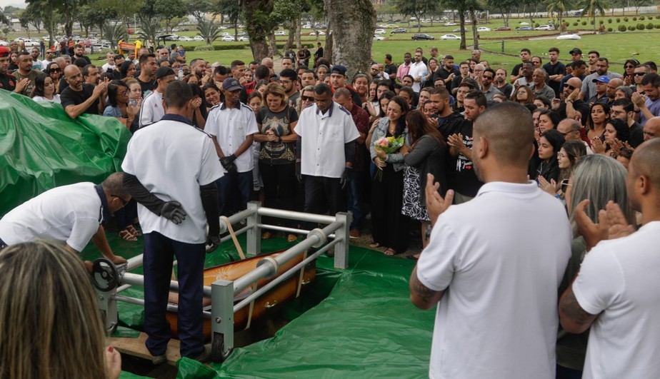 Parentes e amigos se despedem de Thiago Soares Duarte, empresário morto durante assalto na Penha