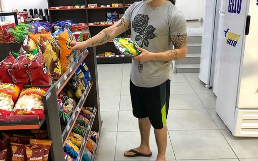 Whindersson Nunes usa máscara diferente para fazer compras ...
