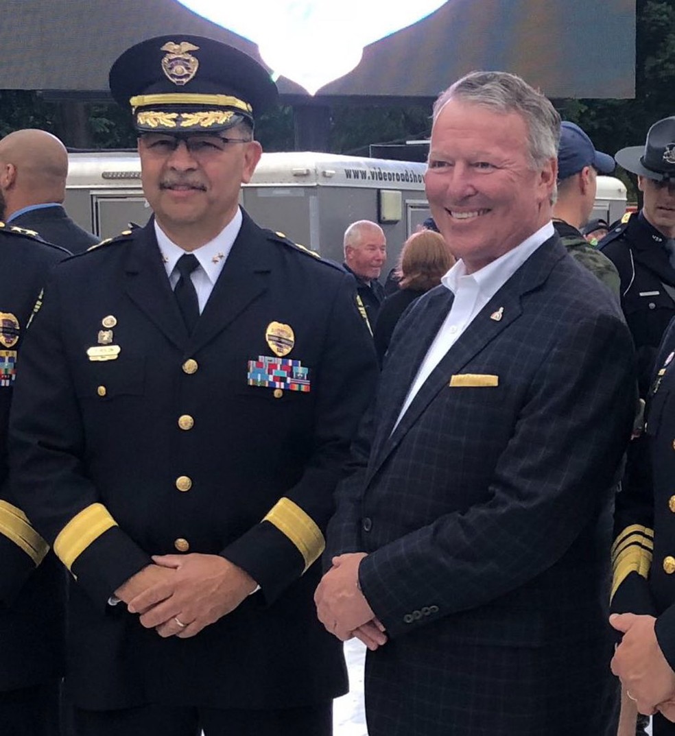 O novo chefe de polícia de Orlando, na Flórida, Orlando Rolon, e prefeito da cidade, Buddy Dyer — Foto: Reprodução/Twitter
