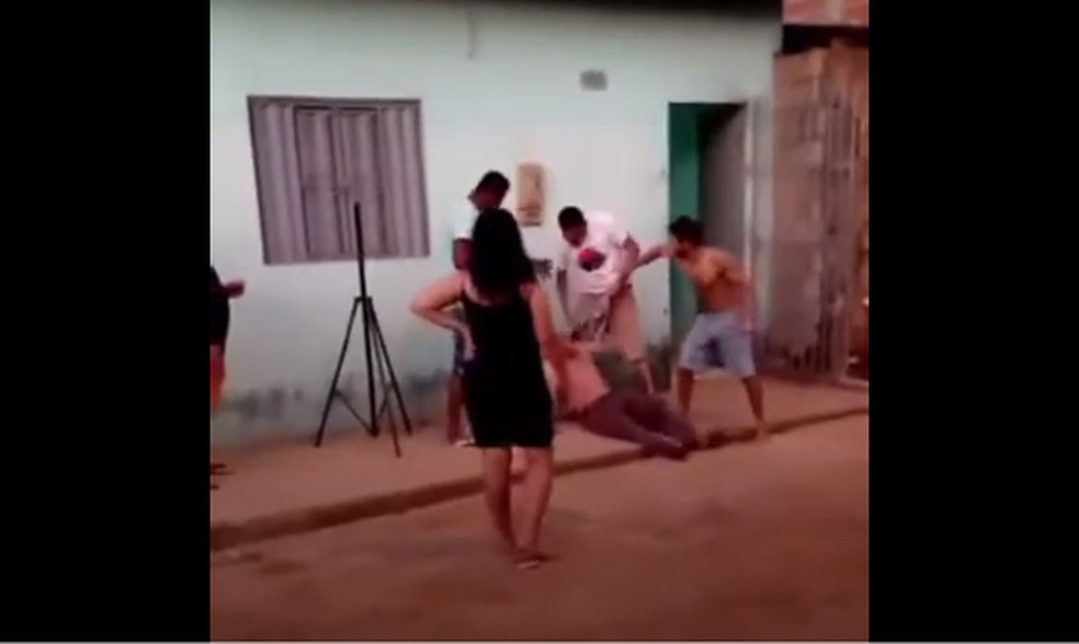 Homem é preso após agredir o pai idoso em via pública no Maranhão. — Foto: Reprodução/Redes Sociais.