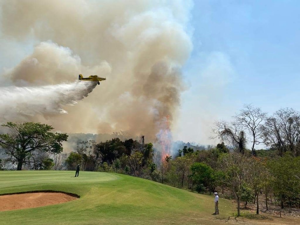 Avião joga água para tentar conter chamas em Rio Preto — Foto: Arquivo Pessoal 