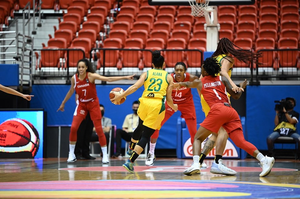 Alana arma jogada contra o Canadá pela Copa América de Basquete — Foto: Fiba / divulgação
