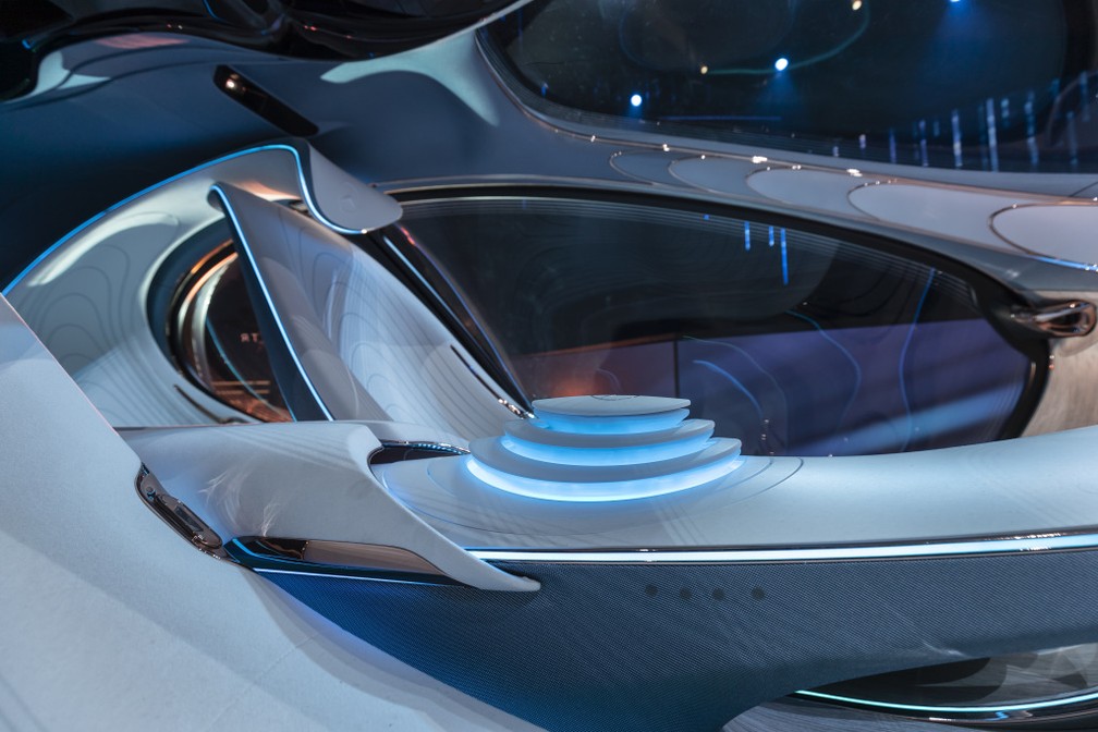 Interior do Mercedes-Benz Vison AVTR. Controle do carro é feito no console central. — Foto: Divulgação