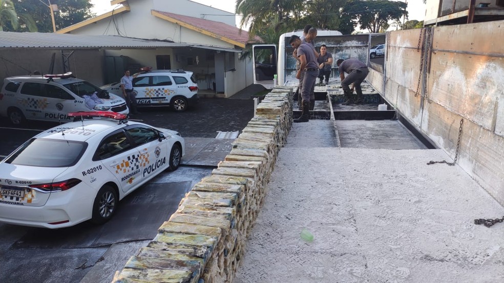 Paraguaio é preso transportando grande quantidade de maconha em rodovia de Marília — Foto: Polícia Rodoviária/Divulgação