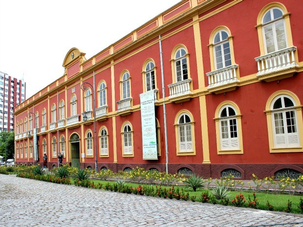 Palacete Provincial, que já foi quartel Militar e hoje abriga cinco museus (Foto: Marcos Dantas / G1 AM)