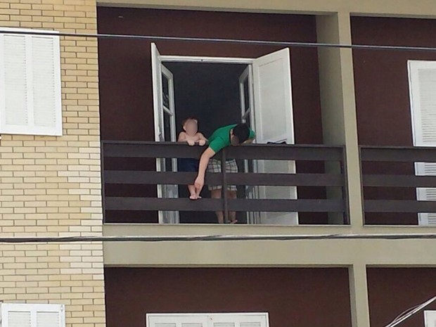 Em foto feita no sábado, menino aparece em sacada de hotel com irmão (Foto: Wilson Grebien/Arquivo pessoal)