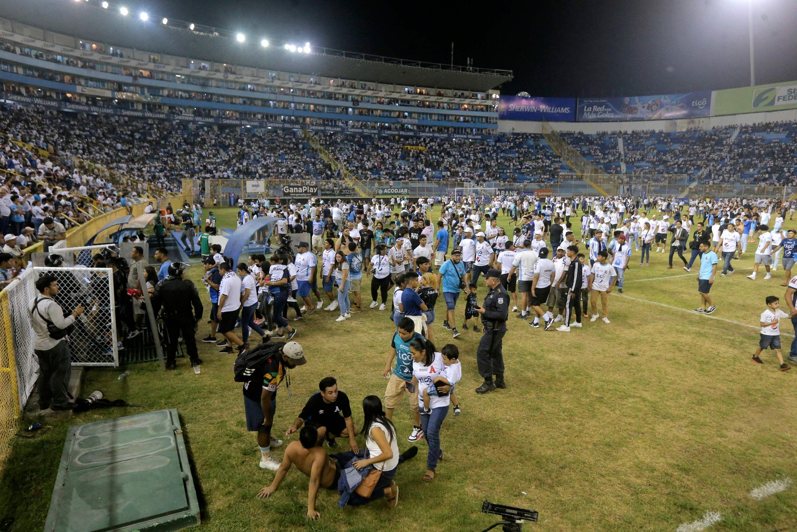 Doze pessoas foram mortas neste sábado em um tumulto em um estádio de El Salvador — Foto: Milton Flores / AFP