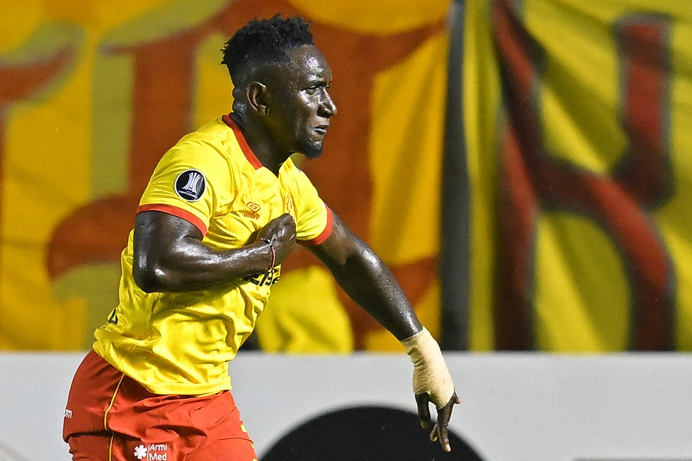 Castillo comemora primeiro gol do Aucas contra o Flamengo &mdash; Foto: CONMEBOL