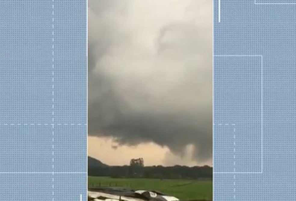 Biomédica registrou em vídeo a passagem do tornado por Irineópolis — Foto: NSC TV/Reprodução