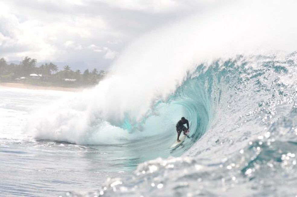 Wiggolly Dantas em ação em Pipeline, onde é considerado um showman (Foto:  MITSUTERU KAMIO)