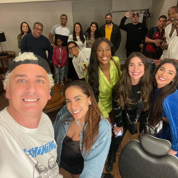 Mais tarde no domingo, a família de Anitta e alguns amigos famosos foram ao teatro no Rio de Janeiro assistir a peça do humorista Rafael Portugal (Foto: Reprodução)